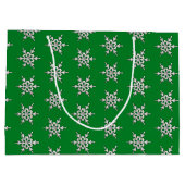 Silver & White Schneeflocke auf Kieferngrün Große Geschenktüte (Rückseite)