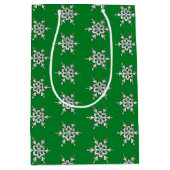 Silver & White Schneeflocke auf Kieferngrün Mittlere Geschenktüte (Vorderseite)