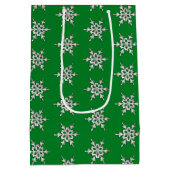 Silver & White Schneeflocke auf Kieferngrün Mittlere Geschenktüte (Rückseite)