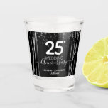 Silver zum 25. Hochzeitstag Schnapsglas<br><div class="desc">Elegante Imitate silberne Folie mit schimmernden Konfetti-Highlights am oberen Rand. Alle Texte sind individuell einstellbar und lassen sich für Ihr eigenes Party leicht ändern. Großartiges elegantes 25-jähriges Template Design.</div>