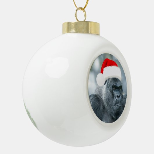 Silverback als Weihnachtsgrouch Keramik Kugel-Ornament (Links)