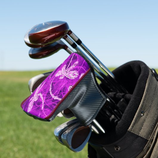 Silvery Dragonfliegen auf einem Zaubermagenta Sky Golf Headcover (In Situ)