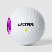 Silvery Dragonfliegen auf einem Zaubermagenta Sky Golfball (Logo)