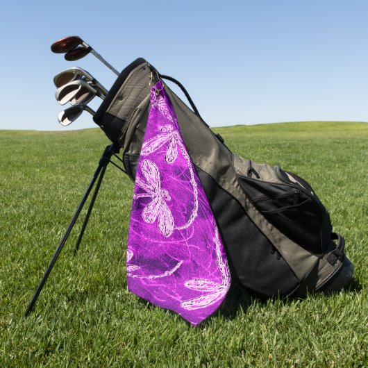 Silvery Dragonfliegen auf einem Zaubermagenta Sky Golfhandtuch (Gras)