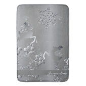 Silvery Reindeer & Snowflakes Badematte (Vorderseite Vertikal)