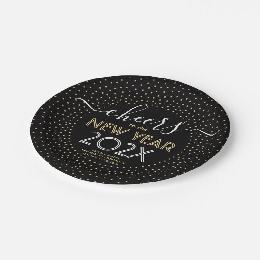 Silvester Party Cheers Black and Gold Confetti Pappteller (Schrägansicht)