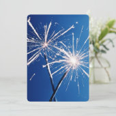 Silvester-Party-Sparkler auf blau Einladung (Stehend Vorderseite)