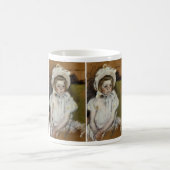 Simone in einem weißen Bonnet Kaffeetasse (Mittel)
