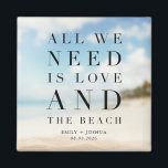 Simple Beach Wedding Gefallen Magnet<br><div class="desc">Einfache Hochzeit am Strand mit dem Sprichwort "Alles was wir brauchen ist Liebe und Strand". Maßgeschneidert mit Ihren Namen und Hochzeitstermin.</div>