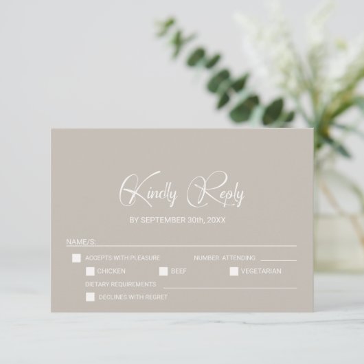 Simple Beige Wedding RSVP with Menu Options  Karte (Stehend Vorderseite)