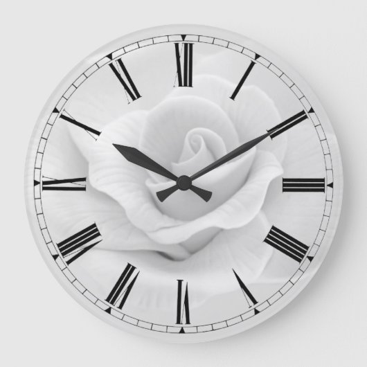 Simple Black & White Rose Roman Numeral Clock Große Wanduhr (Vorderseite)
