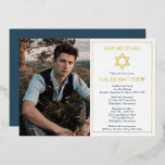 Simple Blue Foto Star von David Bar Mitzvah - Gold Folieneinladung<br><div class="desc">Ein goldener Star von David mit den Worten "Bar Mitzvah" und der Name Ihres Sohnes mit einem rechteckigen Rahmen in einfacher Kontur verleihen diesem Foto-Design ein dezentes, klassisches und elegantes Aussehen. Fügen Sie einfach das Foto, den Namen und die Bar Mitzvah Zeremonie und Feierlichkeiten Details. Die Rückseite weist einen soliden...</div>