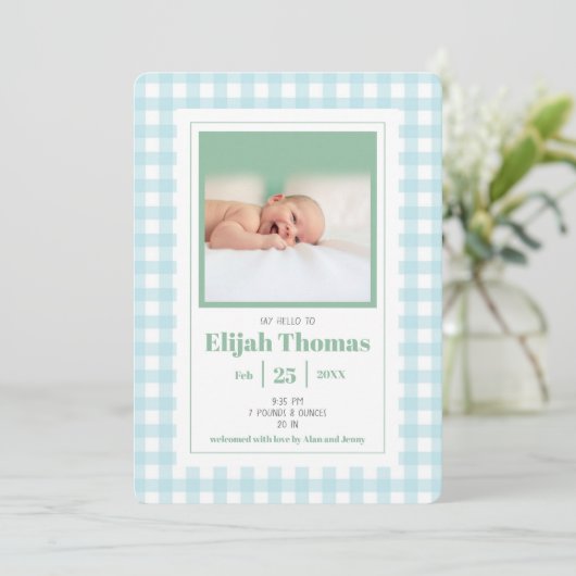 Simple Blue Gingham Foto Custom Newborn Boy Birth Ankündigung (Stehend Vorderseite)