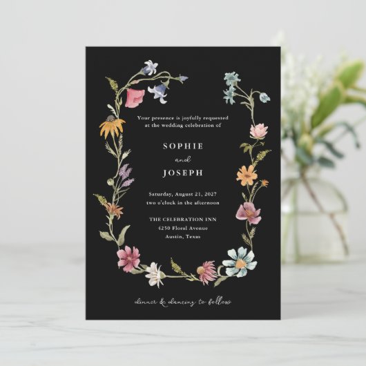 Simple Boho Wildblumen Wreath | Schwarze Hochzeit Einladung (Stehend Vorderseite)
