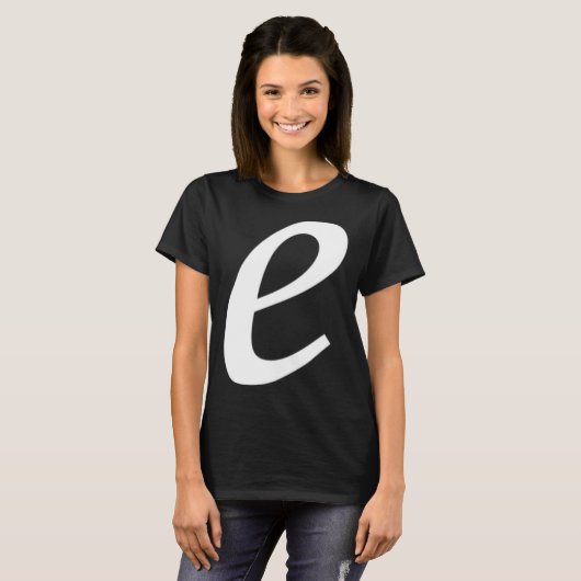 Simple Bold Large White Italic Script Lower Case e T-Shirt (Vorne ganz)