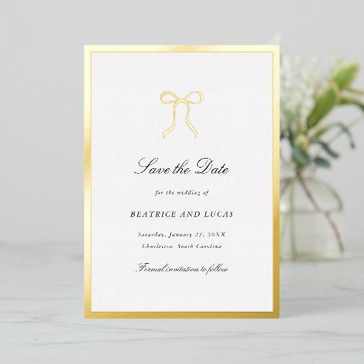 Simple Bow Classic Wedding Save the Date Folieneinladung (Stehend vorne)