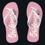 Simple Bridesmaid Wedding Calligraphy | Flip Flops Badesandalen<br><div class="desc">Für weitere Anpassungen klicken Sie bitte auf die Schaltfläche "Anpassen" und verwenden Sie unser Designwerkzeug, um diese Vorlage zu ändern. Wenn die Optionen verfügbar sind, können Sie Text und Bild ändern, indem Sie einfach auf "Text oder Bild hier bearbeiten/entfernen" klicken und Ihr eigenes Bild hinzufügen. Wenn Sie dieses Design einem...</div>