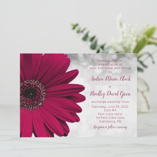 Simple Burgundy Gerbera Daisy Wedding Einladung (Stehend Vorderseite)