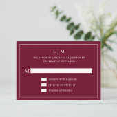 Simple Burgundy Monogram Elegant Wedding RSVP Karte (Stehend Vorderseite)