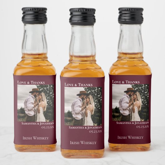 Simple Burgundy Wedding Foto Liebe & Danke Mini Alkoholflaschenetikett (Flaschen)