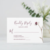 Simple Burgundy Wild Blume Floral Wedding RSVP Karte (Stehend Vorderseite)