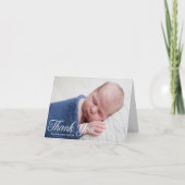 Simple Chic Baby Foto White Script Overlay Dankeskarte (Vorderseite)