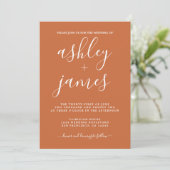Simple Chic Calligraphy Burnt Orange Wedding Einladung (Stehend Vorderseite)