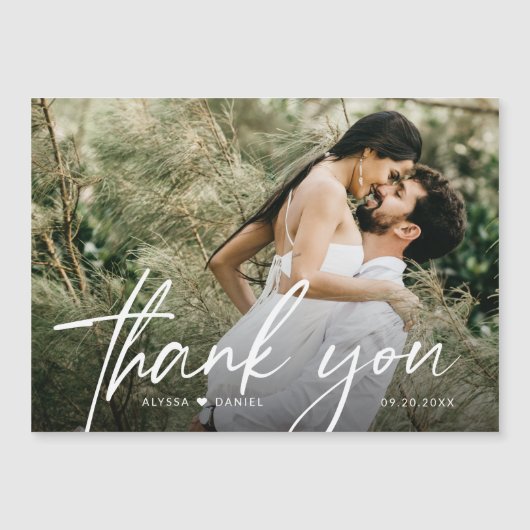 Simple Chic Modern Script Wedding Foto vielen Dank Magneteinladung (Vorderseite)