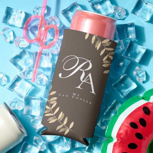 Simple Chic Monogram Brown Selters Dosenkühler (In Situ Sommer)