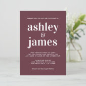 Simple Chic Typografie Burgundy Wedding Einladung (Stehend Vorderseite)