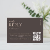 Simple Dark Brown Modern Chic Wedding RSVP Karte (Stehend Vorderseite)