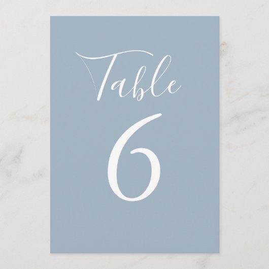 Simple Dusty Blue Chic Script-Tischnummer Einladung (Vorderseite)