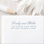 Simple Dusty Blue Classic Elegante Typografie<br><div class="desc">Einfach,  elegant und geschmackvoll,  bietet dieses klassische Adressetikett-Design eine Textvorlage mit klassischer traditioneller Schrift-Typografie in staubblau auf weißem Hintergrund für die Namen der Braut und des Bräutigams,  gepaart mit zeitlosem Serif-Schriftart für die Adresse.</div>
