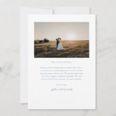 Simple Dusty Blue Elegante Wedding Foto Dankeskarte (Rückseite)