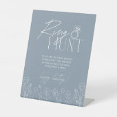 Simple Dusty Blue Ring Hunt Brautparty Game Sockelschild (Vorderseite)