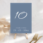 Simple Dusty Blue Script Wedding Tischnummer<br><div class="desc">Simple Dusty Blue Script Wedding Tischnummern - Führe die Gäste stilvoll mit dieser minimalen dustigen Blue Script Hochzeitskarte. Mit einer weißen Typografie in sanft blauer Kulisse fügt es Ihrem Empfang eine raffinierte,  moderne Touch hinzu. Koordiniert perfekt mit Einladungen,  Menüs und Platzkarten für ein einheitliches Hochzeitslook.</div>