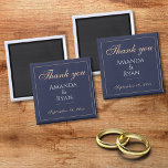 Simple Elegant Dark Blue Wedding Vielen Dank Magnet<br><div class="desc">Einfache Elegant Dark Blue Wedding Danke Magnet. Dieser elegante Magnet ist eine großartige Gastgeschenk Hochzeit für Ihre Hochzeitsgäste. Dunkelblauer Hintergrund mit Text in einem modernen Skript. Sie können den gesamten Text ganz einfach anpassen - personalisieren Sie ihn mit dem Namen der Braut,  dem Bräutigam und dem Hochzeitstag.</div>