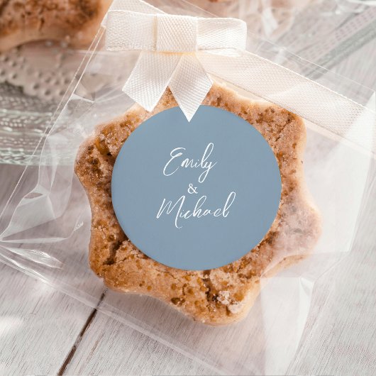 Simple Elegant Dusty Blue Script Minimal Wedding Runder Aufkleber