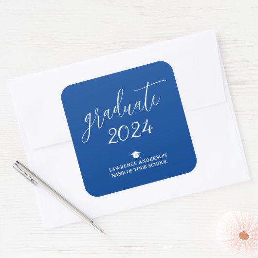 Simple Elegant Royal Blue 2024 Graduate Abschluss Quadratischer Aufkleber (Umschlag)