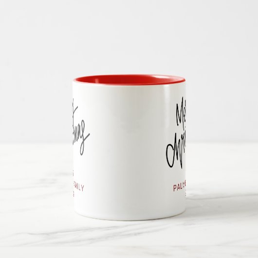 Simple Elegant Typography Christmas Family Name Zweifarbige Tasse (Mittel)