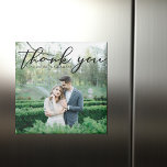 Simple Elegant Wedding Foto Vielen Dank Magnet<br><div class="desc">Einfach schick und stilvoll präsentiert sich unsere minimalistische Winterhochzeitskollektion mit eleganter,  kursiver Typografie und einem kompletten Foto Ihres modernen Events. Vielen Dank an Ihre Gäste mit einem schönen Hochzeitsmagneten mit einem einfachen schwarzen Skript-Overlay auf Ihrem romantischen,  neu verheirateten Foto.</div>
