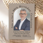 Simple Foto Arch 60. Geburtstagsparty Einladung<br><div class="desc">So einzigartig wie das Individuum, das gefeiert wird, diese moderne 60. Geburtstagsfeier-Einladung mit einer wunderschönen bogenförmigen Fotovorlage, die mit dem Foto Ihrer Ehre personalisiert wird. Ein Hintergrund in neutralem Beige/Bräune verleiht dem Design einen modernen Touch. Die benutzerdefinierte Textvorlage mit Text, der sich am äußeren Rand des Fotos befindet, hat eine...</div>
