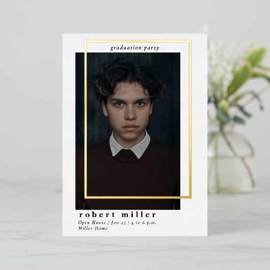 Simple Frame Modern Grad Gold Foto Abschluss Folieneinladung (Stehend vorne)