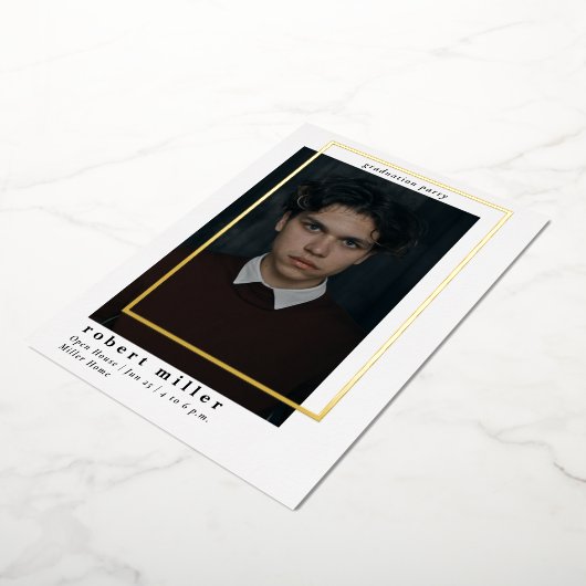 Simple Frame Modern Grad Gold Foto Abschluss Folieneinladung (Gedreht)
