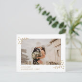 Simple Gold Confetti Foto Hochzeit Ankündigung Postkarte (Stehend Vorderseite)