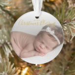 Simple Gold Foto First Christmas Elegante Baby Ornament<br><div class="desc">Hast du dieses Jahr ein Baby bekommen? Fügen Sie Ihrem Baum eine Erinnerung mit diesem Acrylschmuck für das erste Weihnachtsfest des Babys hinzu. Ein modernes und einfaches Design mit der Botschaft "Unser kleiner Weihnachtssegen" in einem eleganten Imitat goldene Handschrift Schriftart über Ihrem Lieblings-Foto auf der Vorderseite. Auf der Rückseite des...</div>