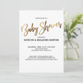 Simple Gold Typografy Baby Shower Einladung (Stehend Vorderseite)