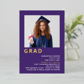 Simple Grad 2022 Foto Abschluss Lila Gold Real Folieneinladung (Stehend vorne)