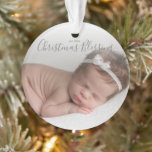Simple Gray Elegant Baby First Christmas Ornament<br><div class="desc">Hast du dieses Jahr ein Baby bekommen? Fügen Sie Ihrem Baum eine Erinnerung mit diesem Acrylschmuck für das erste Weihnachtsfest des Babys hinzu. Ein modernes und einfaches Design mit der Botschaft "Unser kleiner Weihnachtssegen" in einem eleganten grauen handschriftlichen Schriftart über Ihrem bevorzugten Foto auf der Vorderseite. Auf der Rückseite des...</div>