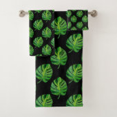 Simple Green Monstera Leaf Pattern on Black Badhandtuch Set (Insitu)